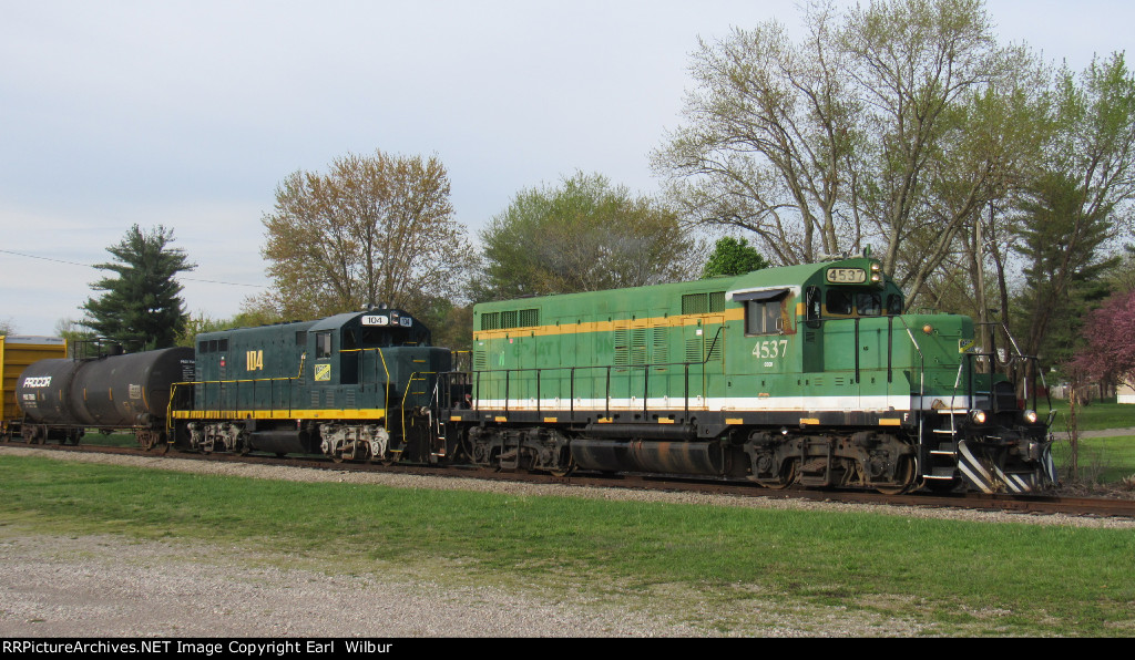 Ohio South Central Railroad (OSCR) 4537 & 104